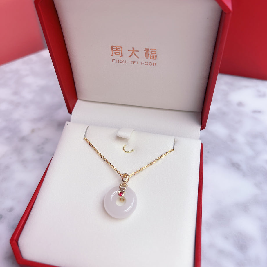 周大福18K金黄金「和田玉系列」甜心红宝石平安扣吊坠– Gem Hooray 珠宝汇 周大福18K金黄金「和田玉系列」甜心红宝石平安扣吊坠– Gem Hooray 珠宝汇
